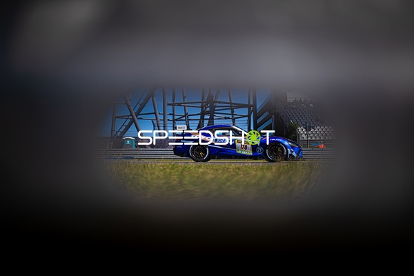 Rennfahrzeug auf der Rennstrecke