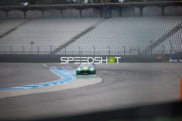 Rennfahrzeug auf der Rennstrecke