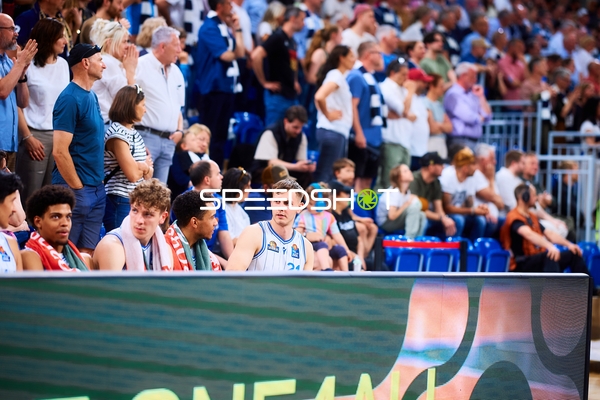 Timeout Lorenz Brennecke (21;Frankfurt Skyliners), Garai Zeeb (3;Frankfurt Skyliners)