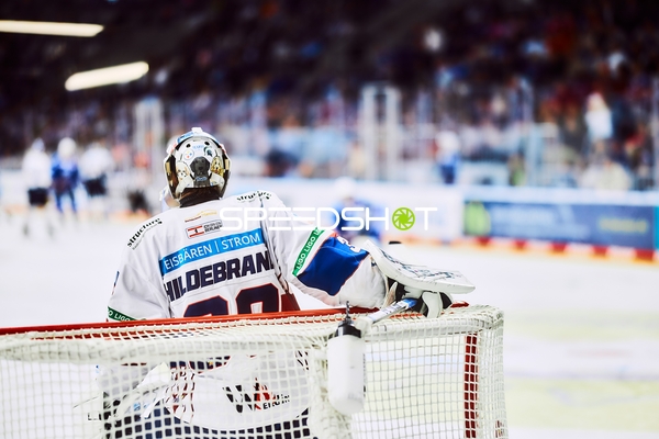 Eisbären-Torwart wartet auf Spielgeschehen
