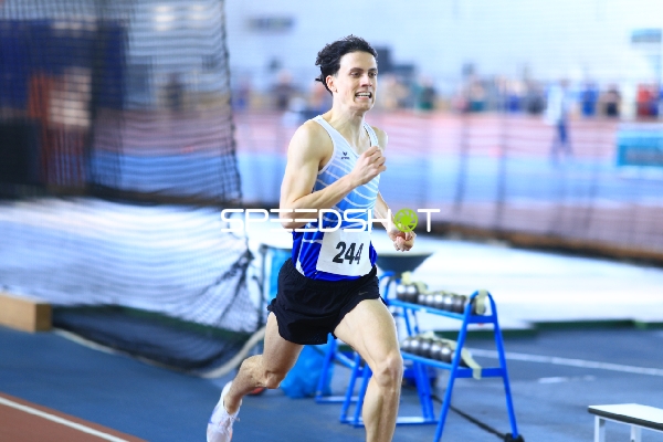 Ebener Hannes (244; TSG Eisenberg) sprintet in der Halle