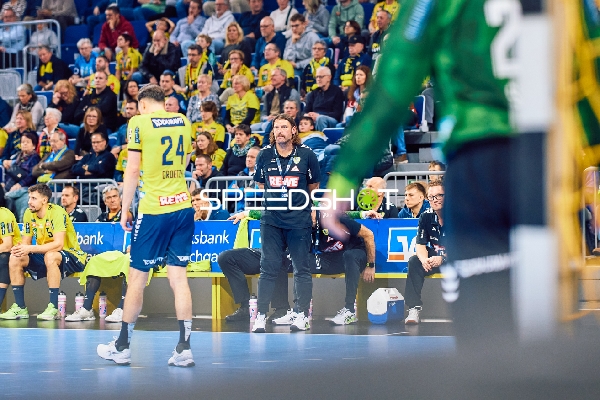 Trainer Sebastian Hinze gibt Anweisungen an Ivan Martinović auf dem Spielfeld.