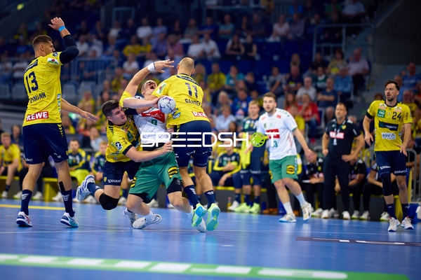 Spieler kämpfen um Ball