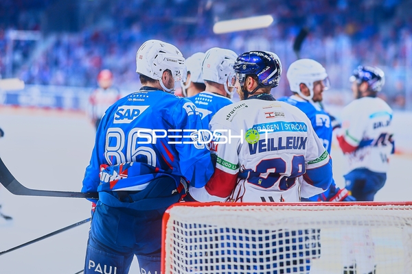 Körperkontakt am Tor