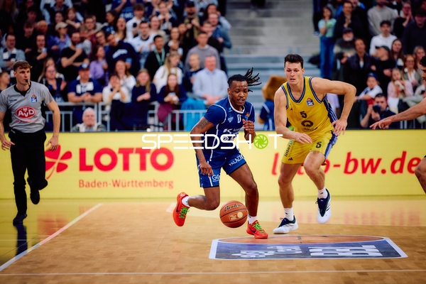 DJ Horne (0, MLP Academics Heidelberg) dribbelt, Yanni Wetzell (5, Alba Berlin) verteidigt