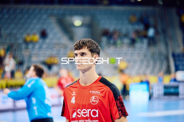 Ein Spieler von MT Melsungen steht auf dem Spielfeld.