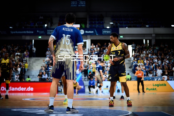 Spielszene mit Marcel Keßen (15; MLP Academics Heidelberg) und Elijah Hughes (7; MHP Riesen Ludwigsburg)