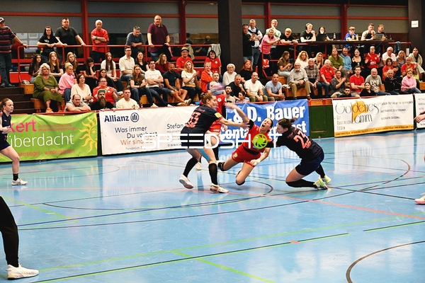 Intensiver Zweikampf im Handballspiel