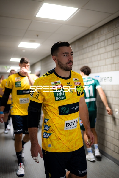 Jannik Kohlbacher (80; Rhein Neckar Löwen) positioniert sich