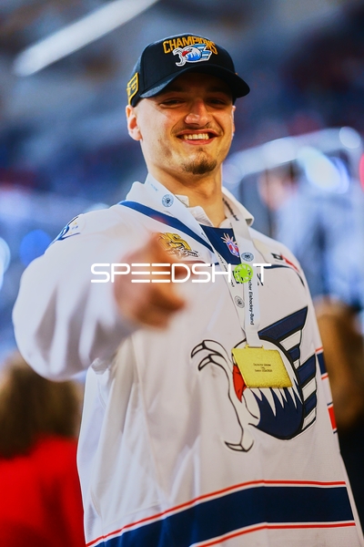 Spieler lacht in die Kamera