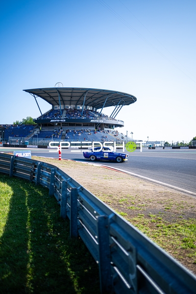 Rennfahrzeug auf der Rennstrecke