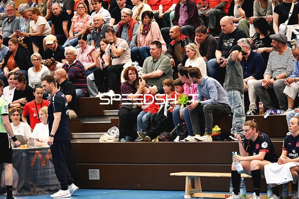 Zuschauer verfolgen das Handballspiel