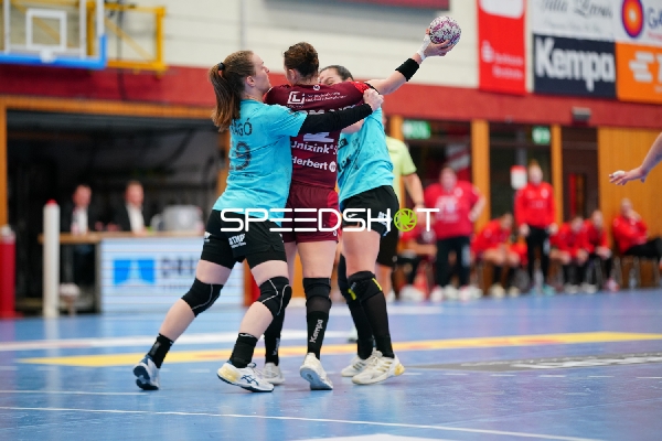 Szene mit 9; Thüringer HC und Isabell Hurst (5; HSG Bensheim/Auerbach)