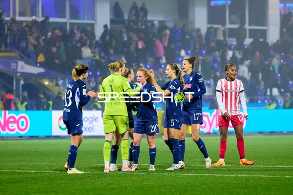 Spielerinnen begrüßen sich