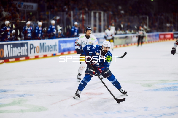 Stefan Loibl führt den Puck