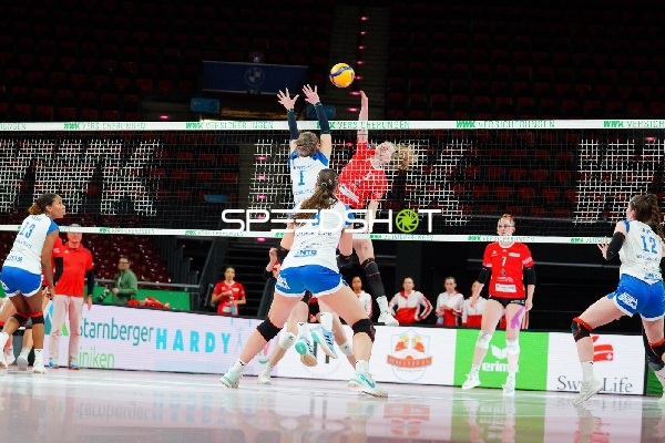 Spielszene mit Katharina Schön (6; TV Planegg-Krailling) und Marie Dreblow (1; ESA Grimma Volleys)