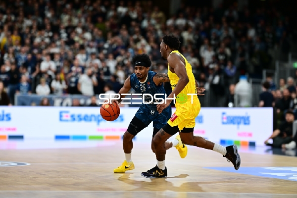 Michael Weathers (20; MLP Academics Heidelberg) mit Ball in Aktion