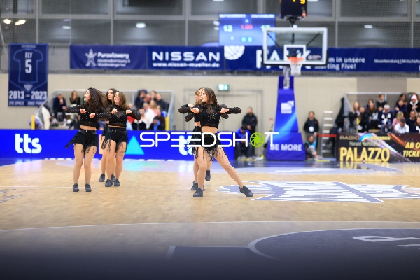 Basketball-Szene mit Cheerleaderinnen