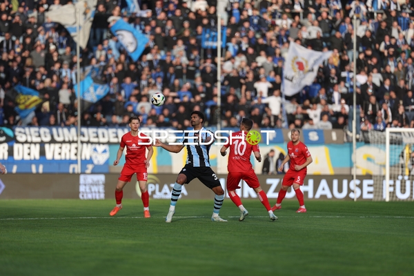 Kampf um den Ball im Mittelfeld