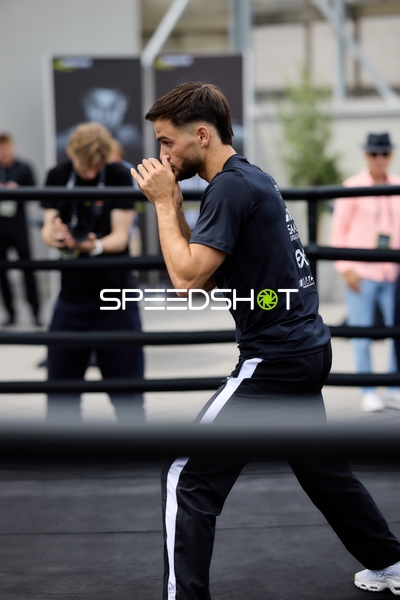 Ringside-Zone Face-Off