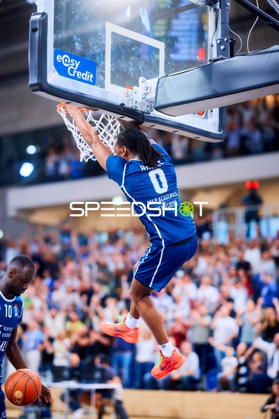 Dunk DJ Horne (0;MLP Academics Heidelberg) über Christoph Philipps (10;Frankfurt Skyliners)
