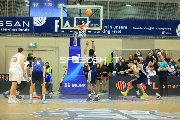 Marcel Keßen (15; MLP Academics Heidelberg) mit Wurf am Korb