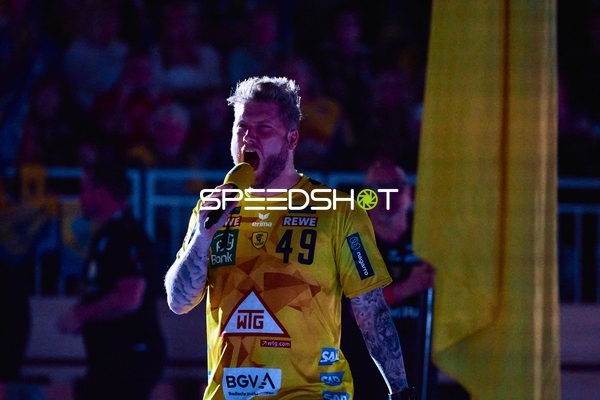 Ein Spieler der Rhein Neckar Löwen spricht in ein Mikrofon.