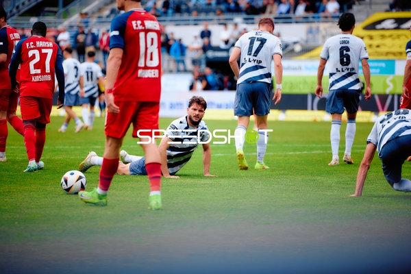 Spieler am Boden Patrick Greil (24, SV Sandhausen) und FC Hansa Rostock