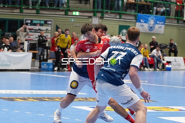 Johannes Wasielewski (77; Bergischer HC) und 49; MT Melsungen im Zweikampf