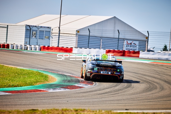 Rennfahrzeug auf der Rennstrecke