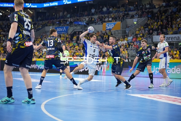 Elias Kofler (10; HSV Hamburg) mit Ball in Aktion