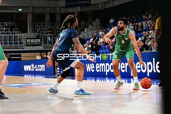 Behnam Yakhchali Dehkordi (8; Gladiators Trier) dribbelt, Michael Flowers (6; MLP) verteidigt
