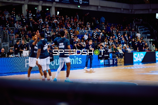 Spieler wärmen sich vor dem Spiel auf.