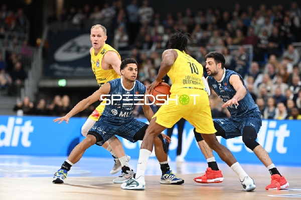 Spielaktion mit Kevin McClain (3; MLP Academics Heidelberg) und Seth Hinrichs (21; EWE Baskets Oldenburg)