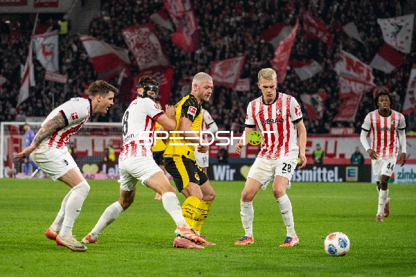 Zweikampf um den Ball