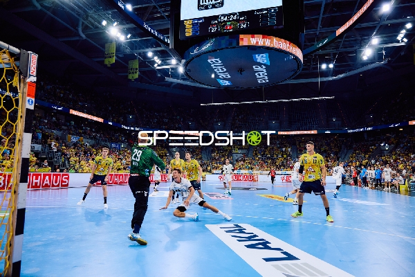 Ein Spieler von THW Kiel versucht ein Tor gegen die Rhein Neckar Löwen zu erzielen.