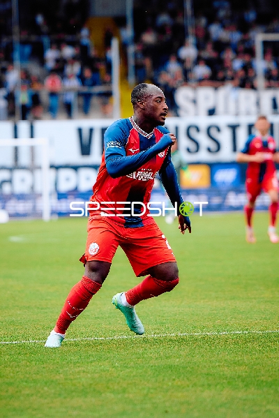 Spieler läuft mit Ball FC Hansa Rostock