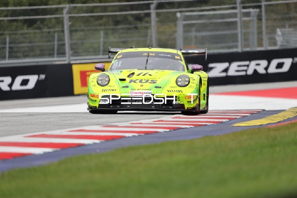 Rennfahrzeug auf der Rennstrecke