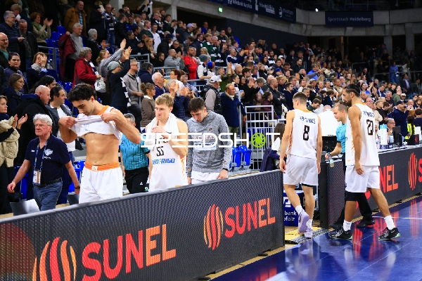 Spieler verlassen das Spielfeld