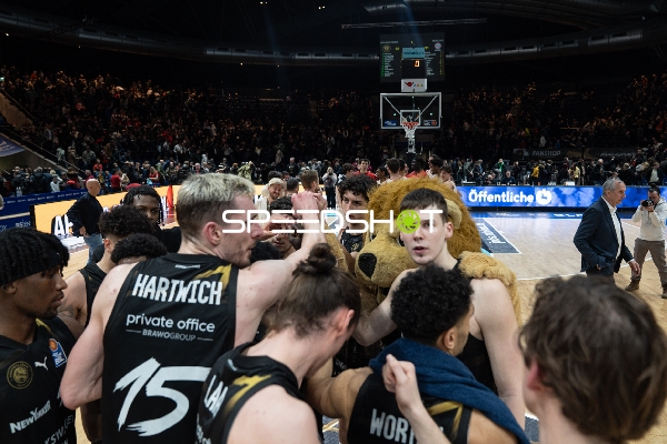 Szene mit Luka Ščuka (5; Basketball Löwen Braunschweig) und Cavit Gürbüzer (4; Basketball Löwen Braunschweig)