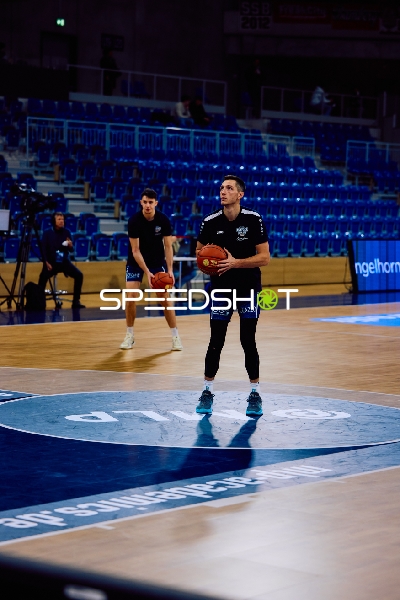 Spieler führen Wurfübungen durch.