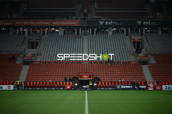 Leere Trainerbank BayArena