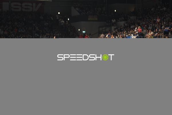 Josip Simic (5; HSG Wetzlar) und Stefan Cavor (77; HSG Wetzlar) positionieren sich