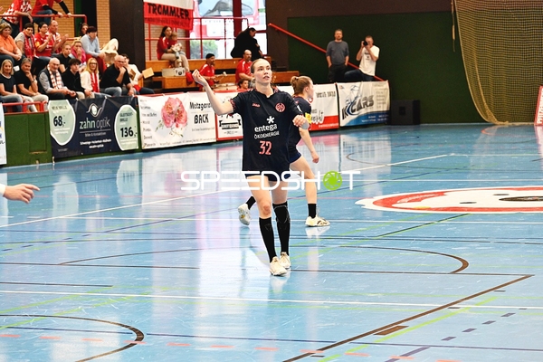 Spielerin von Mainz 05 mit Nummer 32 jubelt in Ketsch