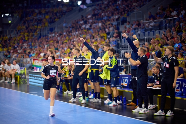 Handball I Seitenlinie I Aktion