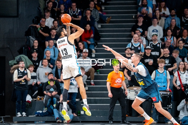 Spielaktion mit Martin Breunig (13; Veolia Towers Hamburg) und Dakarai Tucker (7; EWE Baskets Oldenburg)