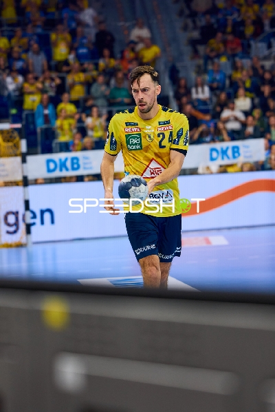 Ein Spieler der Rhein Neckar Löwen dribbelt den Ball.