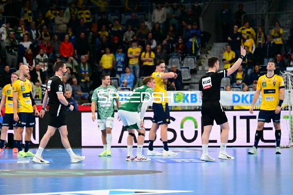 Schiedsrichter zeigt Zeitstrafe