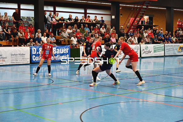 Intensives Handball-Duell in der Halle