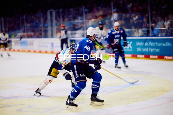 Zweikampf zwischen Adler Mannheim und Eisbären Berlin